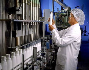 一個工廠生產的產品中廢品率為0.005,任取1000件,計算其中不超過5件廢品的概率