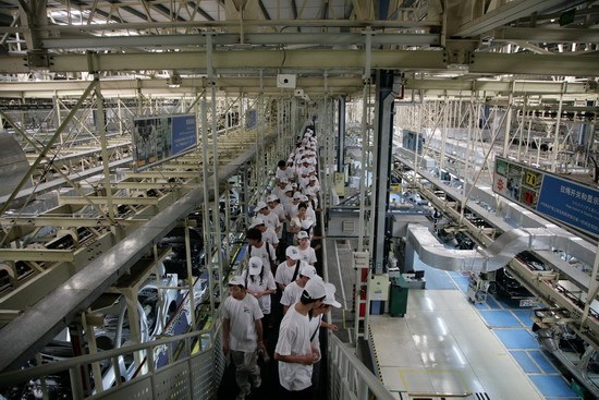 豐田助學(xué)基金受助大學(xué)生參觀豐田整車生產(chǎn)工廠_新浪汽車_新浪